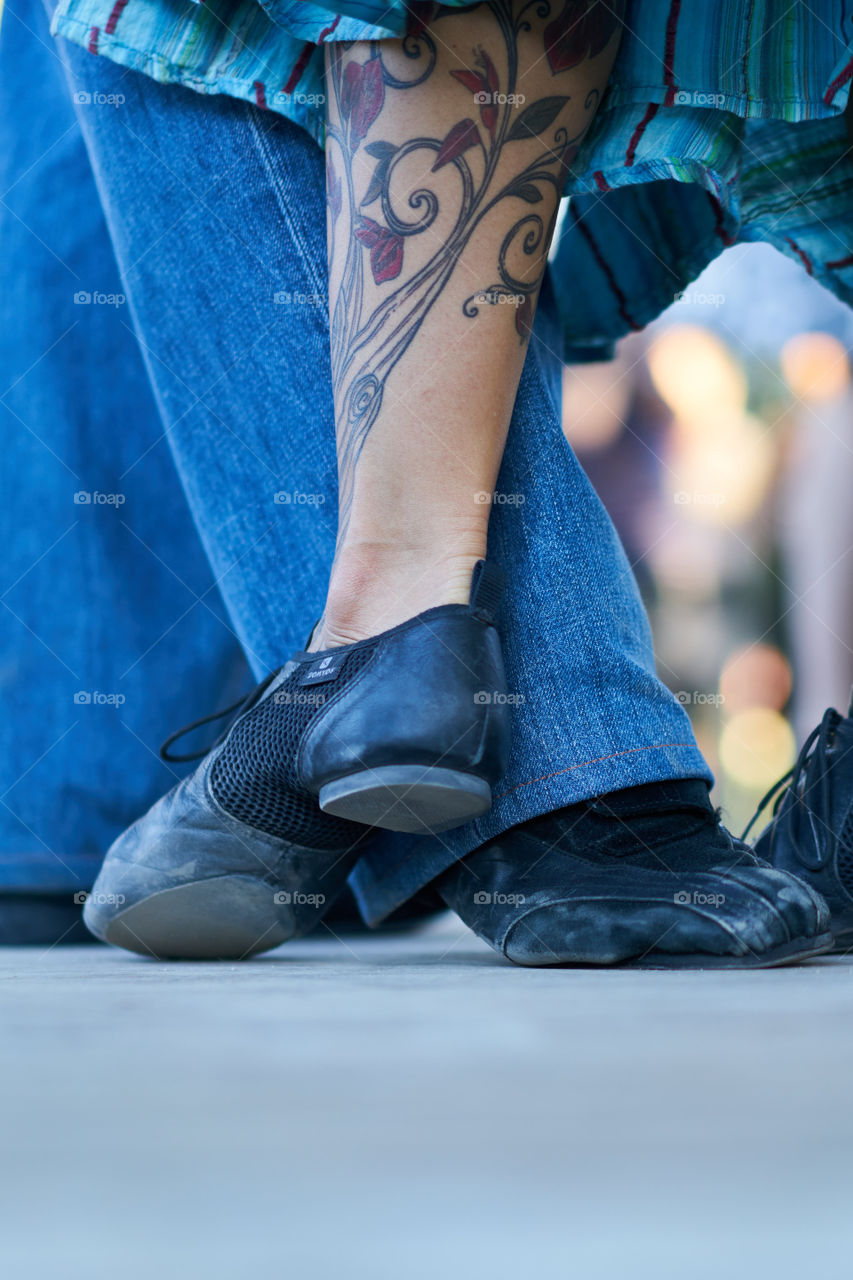 Detalle del tatuaje de una bailarina de tango. 