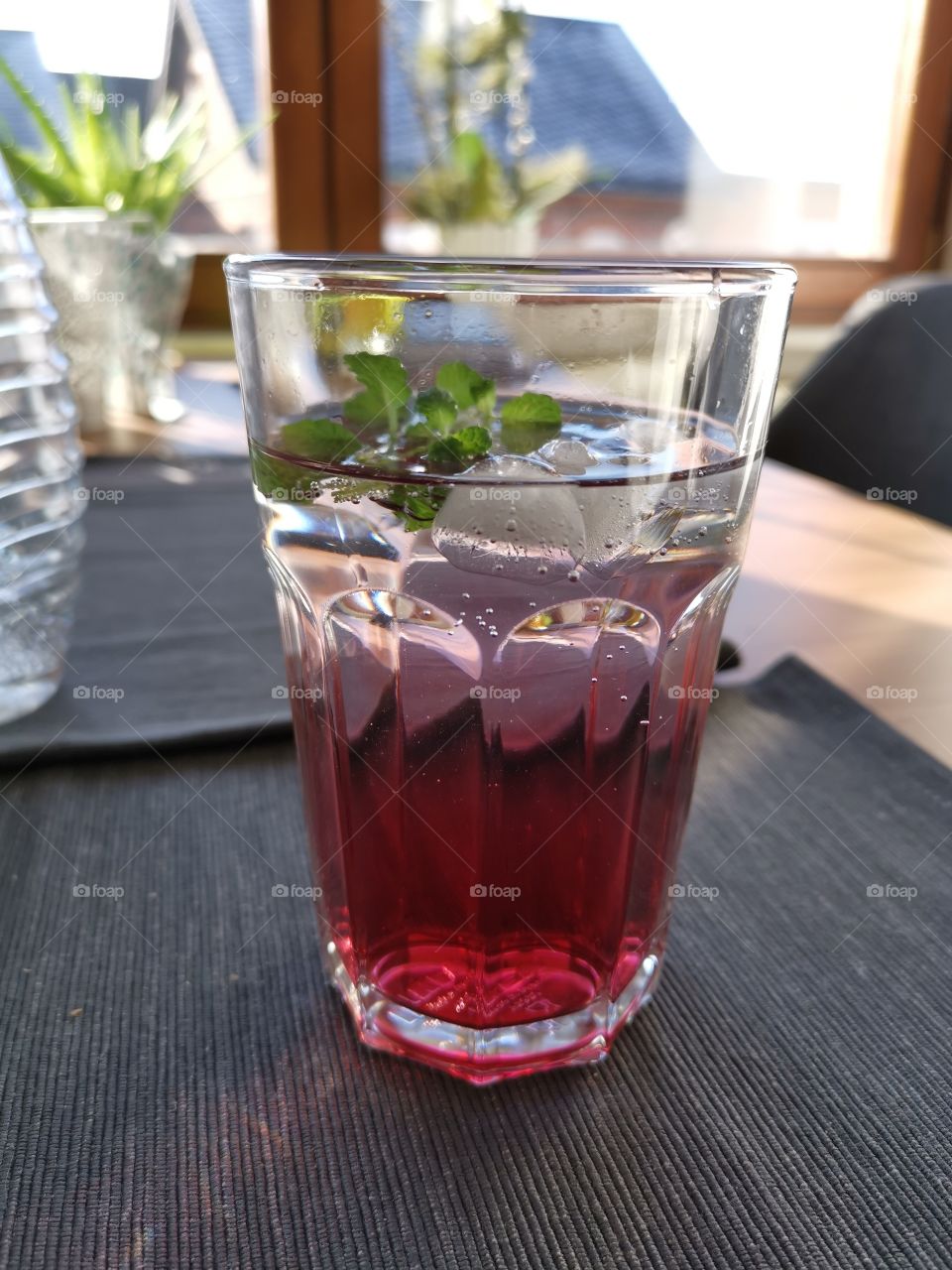 Eiskaltes Getränk bei Sonnenlicht / still, bunt, rosa