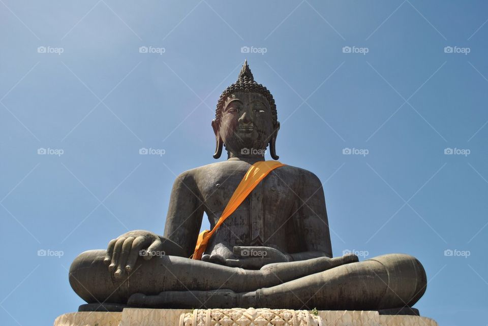 The biggest bronze buddha statue