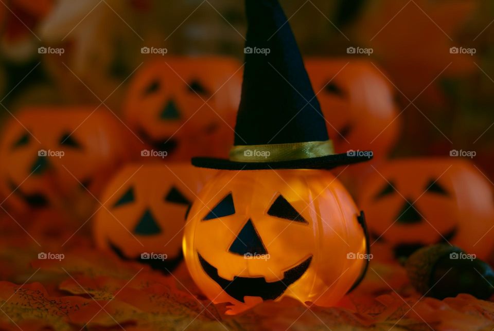 Plastic Halloween pumpkins with a wide brimmed hat table decor