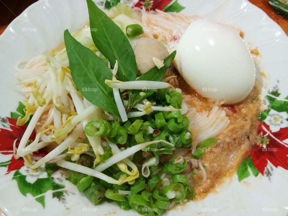 chines noodle with vegetable and egg