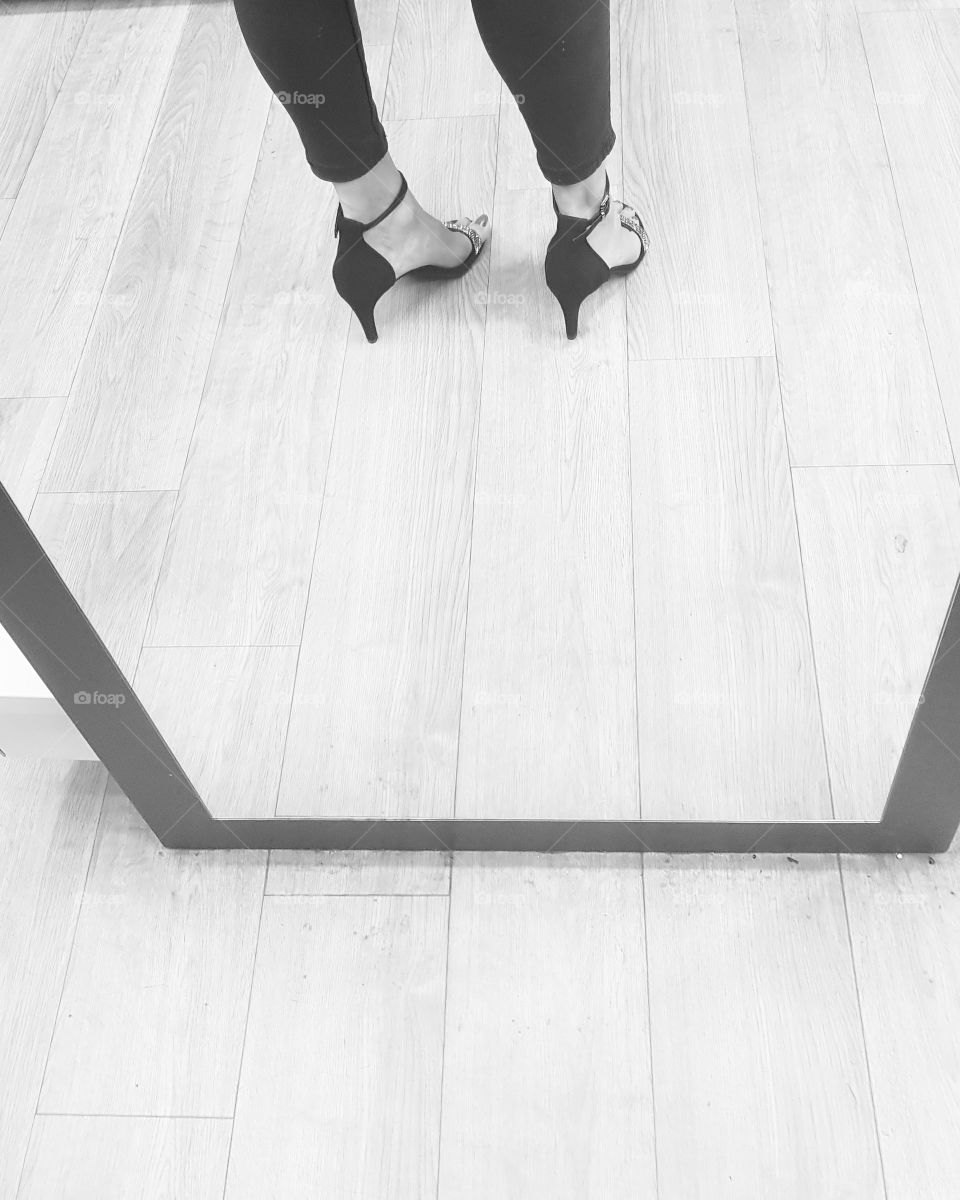 Mirror mirror on the floor, tell me you adore👣👠