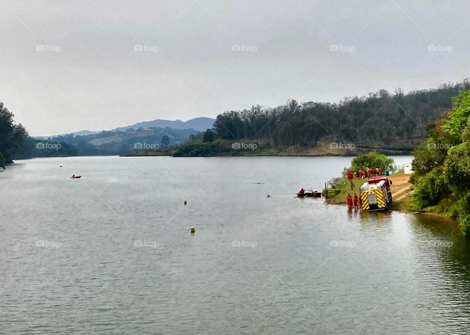 Na Represa do Refúgio Cheiro de Mato, vejo os bombeiros treinando salvamento por afogamento. 

O lugar aqui é bonito!