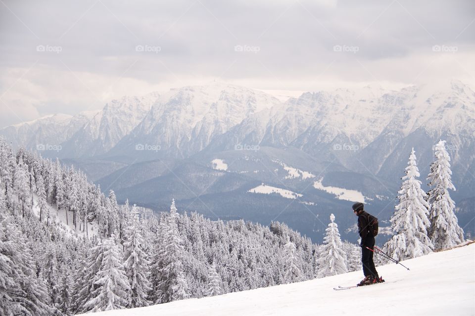 Man skiing in peak 