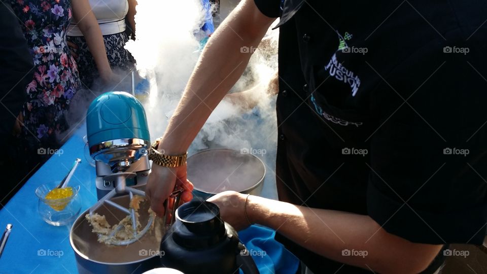 Using liquid nitrogen to create cold food