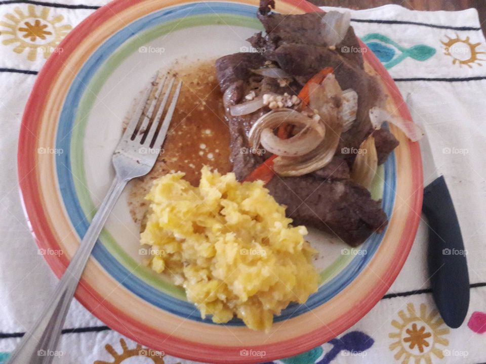 majado de papas y biftec encebollado (mash potato and beefsteak with onions)
