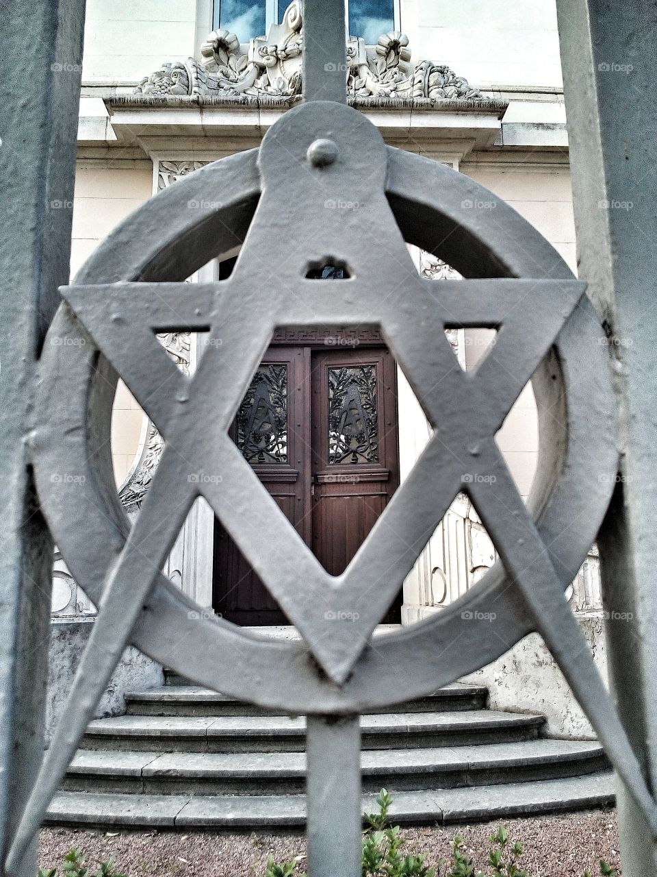 Porte aperçu derrière un symbole