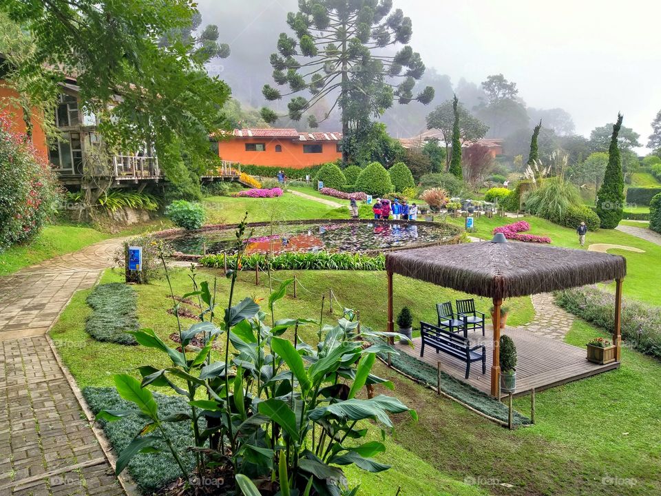 Yes, in my Parque dos Sonhos there is a fog in the mountains with lots of green trees, plants and pruned grass. Beautiful to see, beautiful to admire!