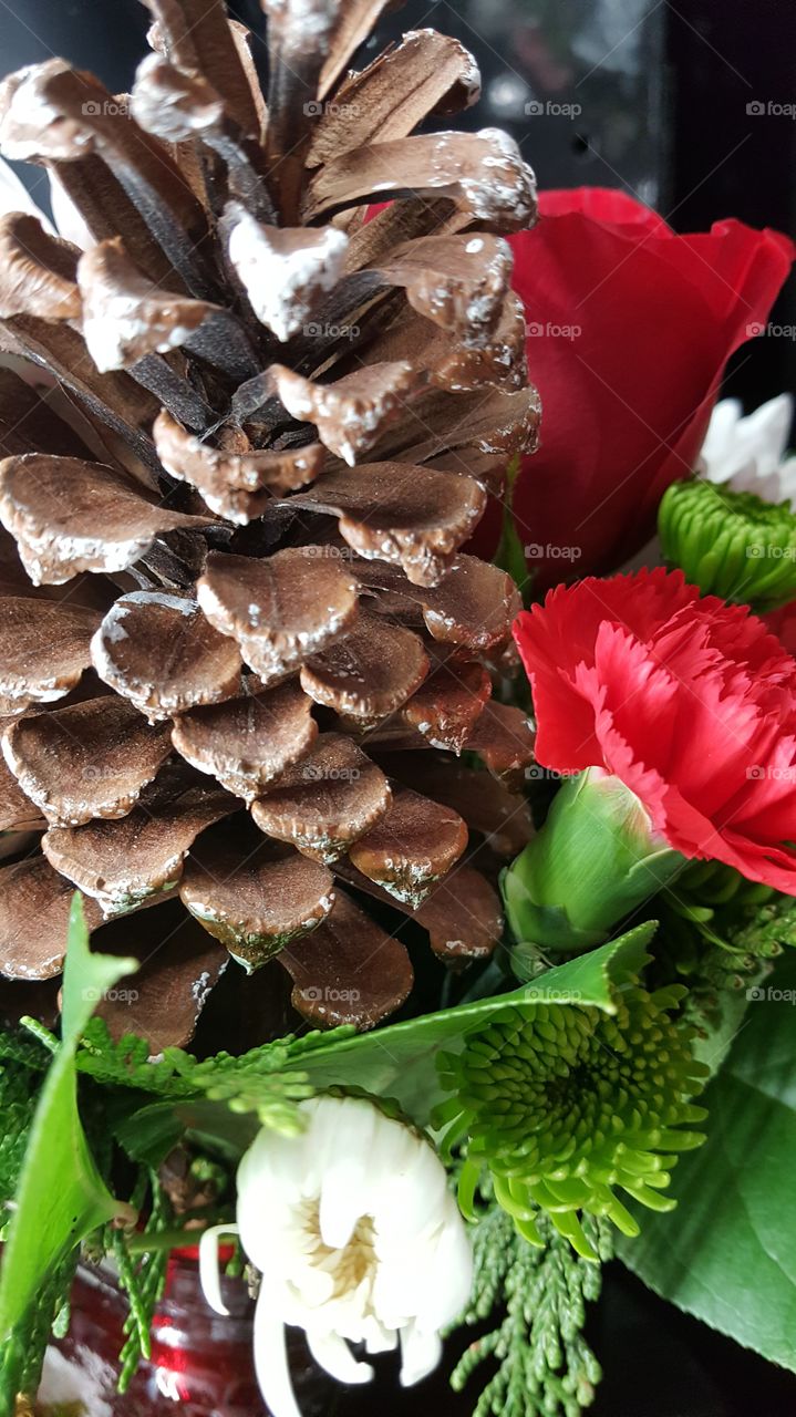 pretty little flowers surrounding the big pinecone, everything compliments each other.