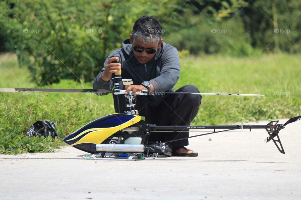 Pilot Rc Helicopter start engine for take off at field