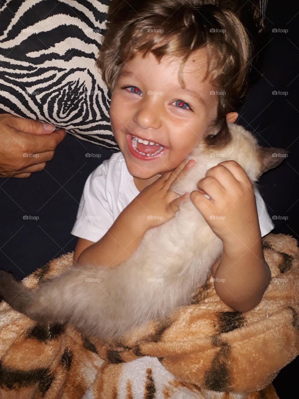 beautiful child with the cat

￼