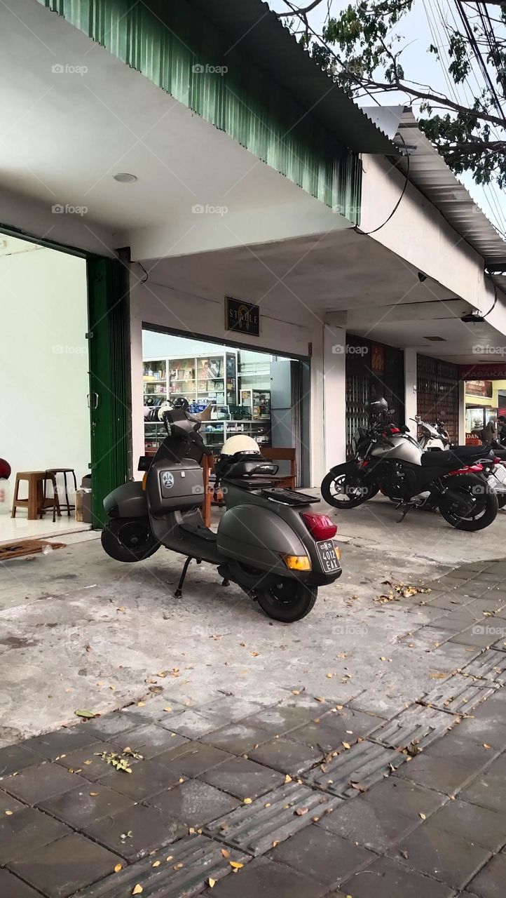 sekuter vespa warna hitam