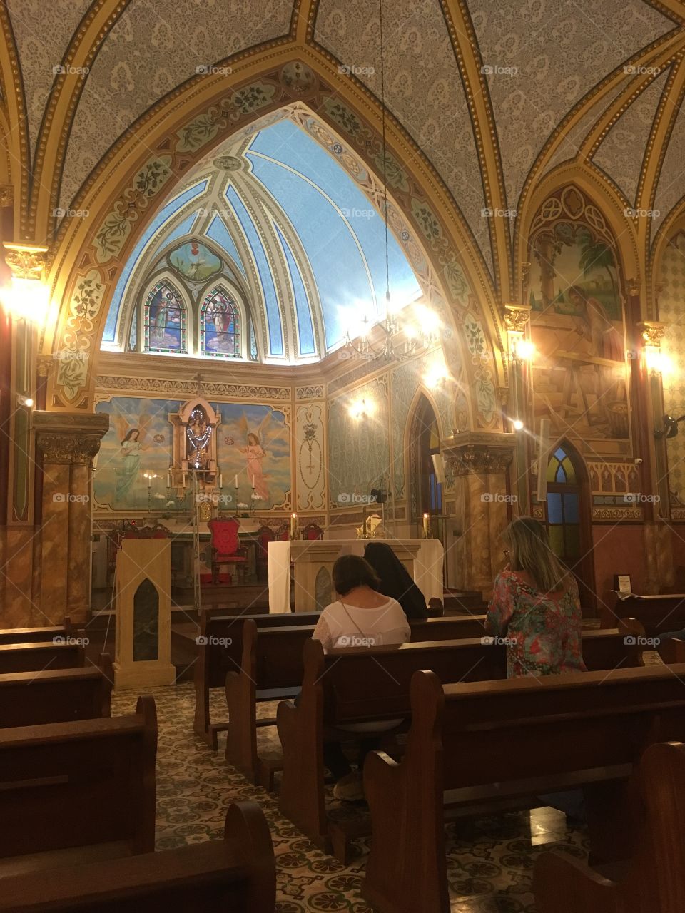 Hora de rezar: na Igreja de Nossa Senhora do Rosário e São Benedito, a Missa é muito bonita neste templo tão agradável ao Senhor. 