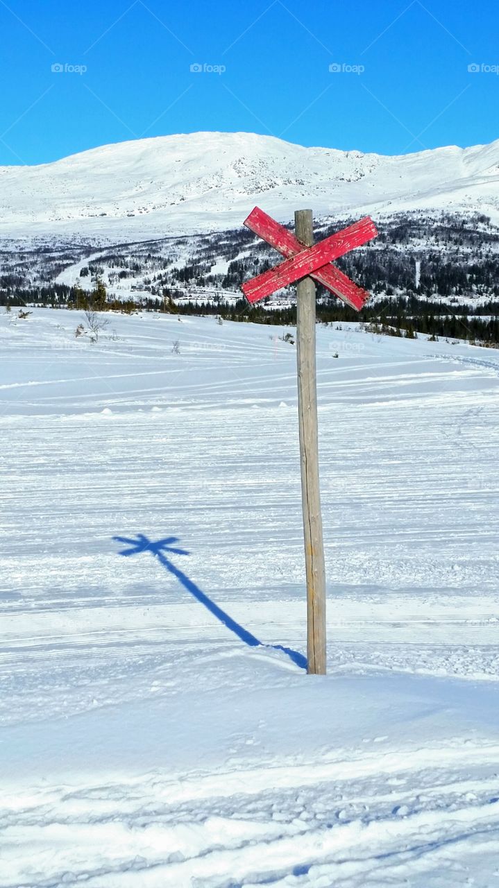 Ledmärke! . Cross-country skiing on the mountain!