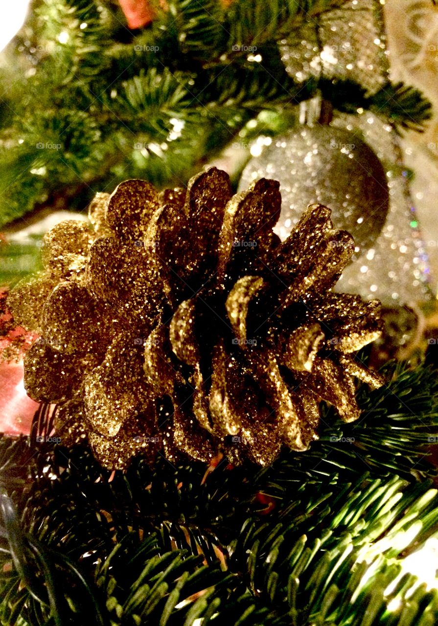 Christmas photos, Christmas tree closeup, Christmas decorations, pine cone and bulbs, sparkly photos, glitter