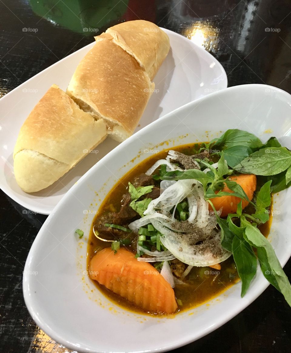 Beef stew with bread