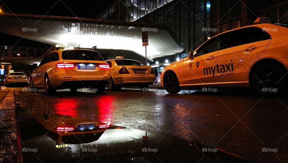 Nacht Regen Spiegelung Taxi