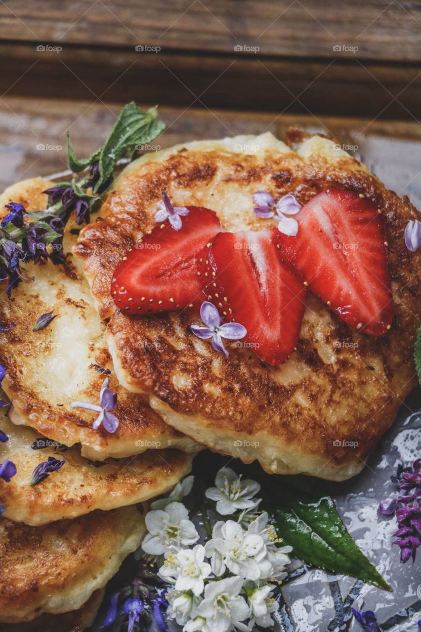 pancakes with strawberries
