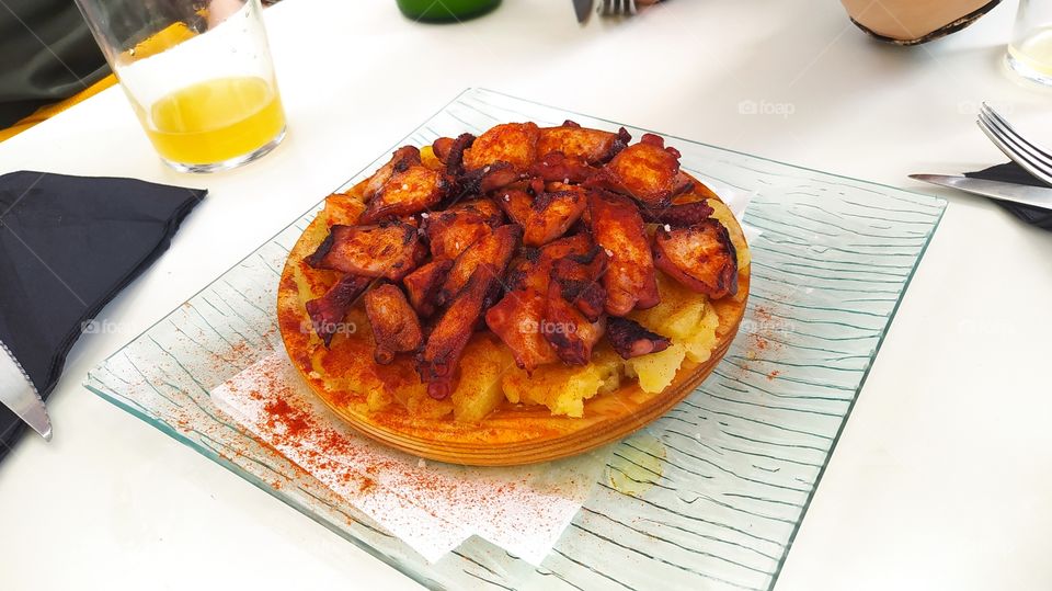 racion de pulpo y patatas