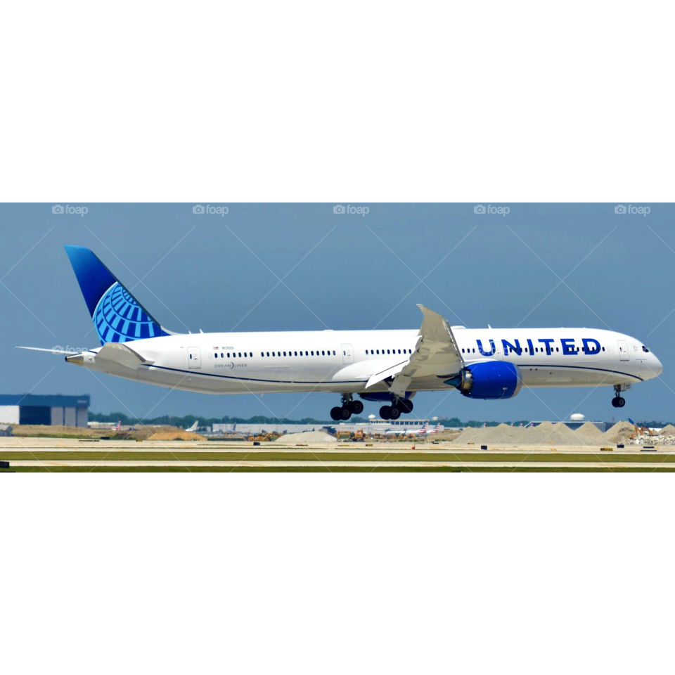 United Airlines 787-10 landing at ORD