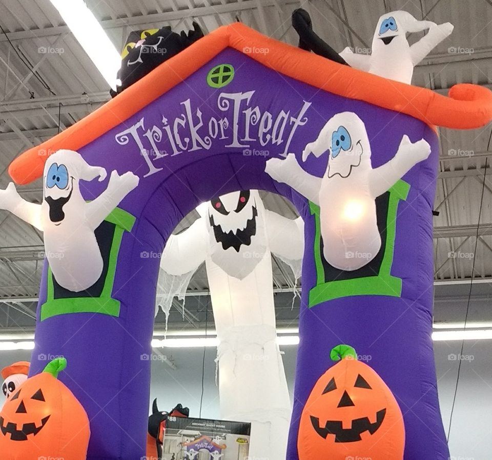 Halloween 🎃 It's so much fun going out and shop for Halloween decorations and it's fun !!!