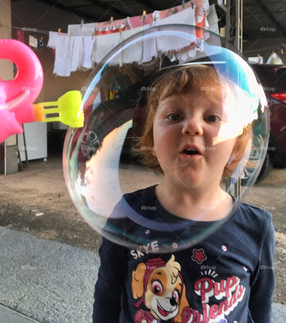 Soapbubble?  Here, a super bolona, ​​ready to be burst by my daughter! / Bolinha de Sabão? Aqui, uma super bolona, pronta para ser estourada pela minha filha!