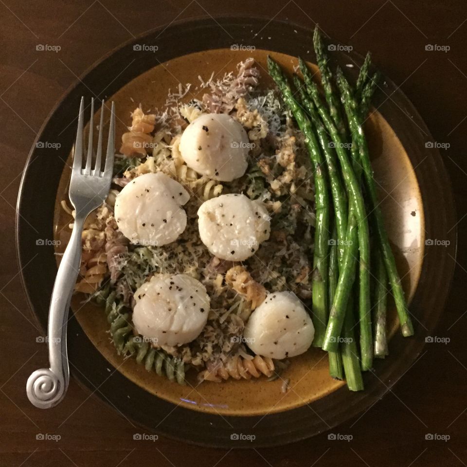 Rotini pasta with scallops and asparagus