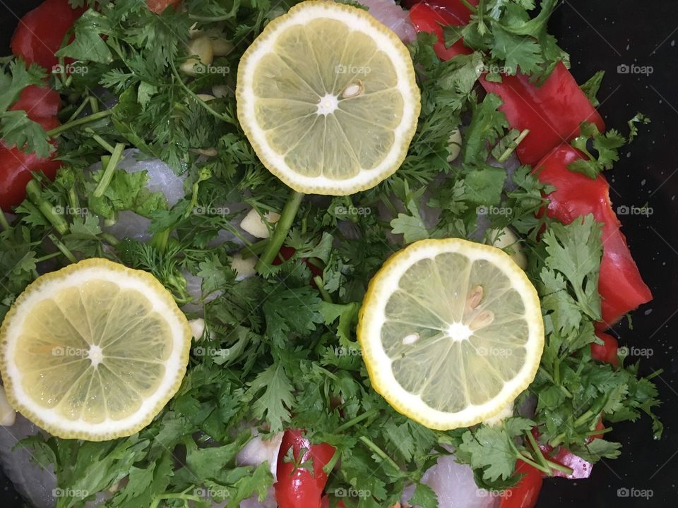 Green salad with fish and lemon 🍋