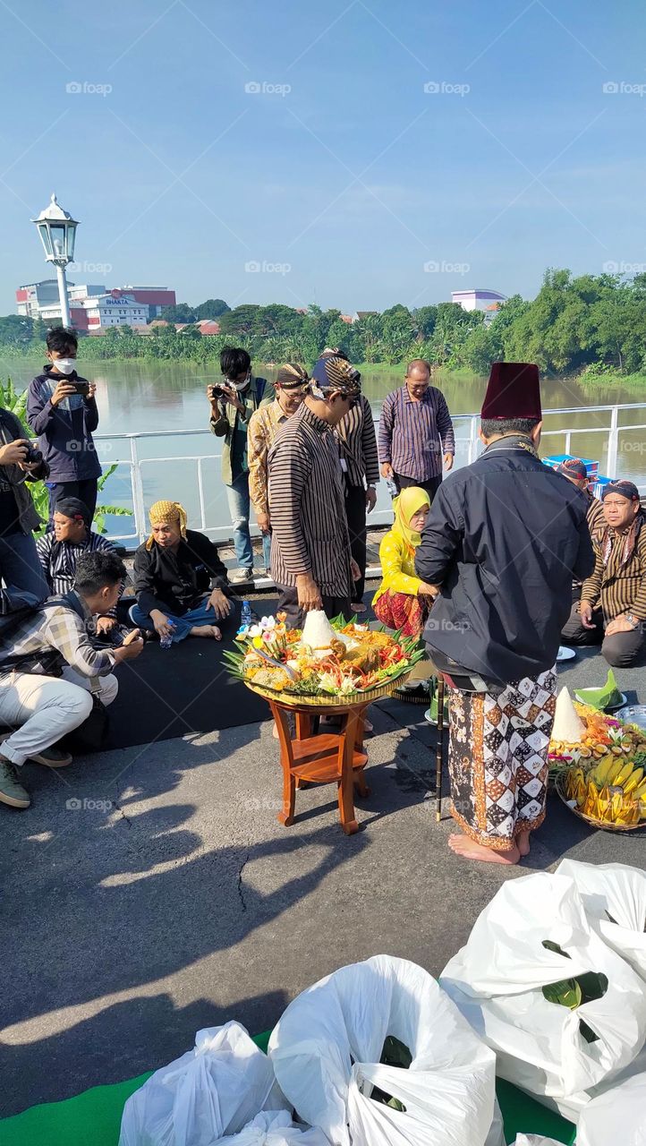 jembatan besi pertama
