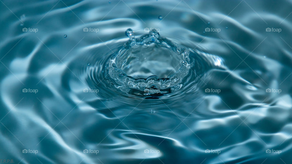 abstract art dancing water droplets splashing down