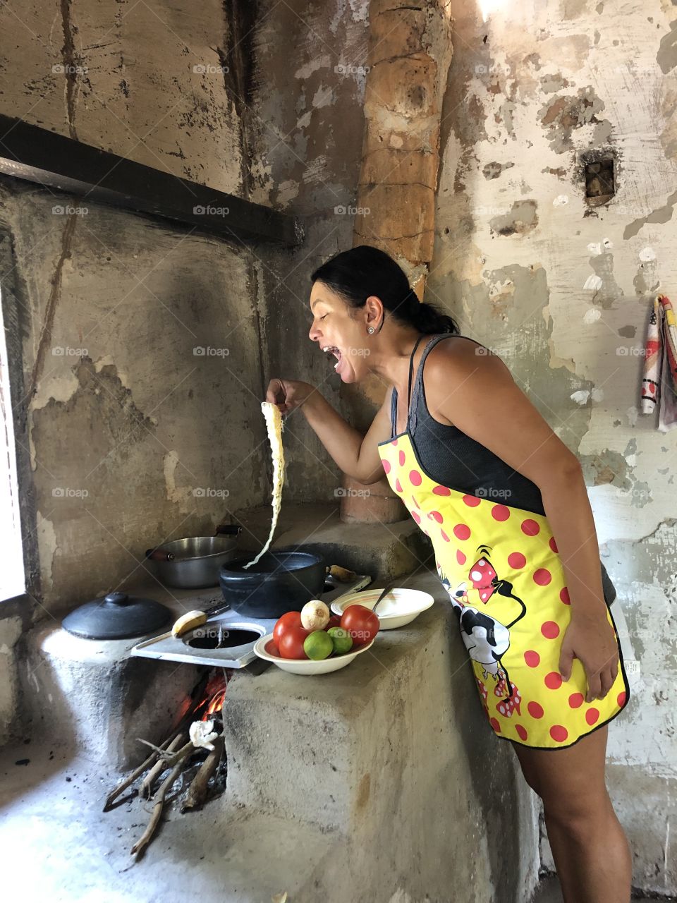 Cozinhando na roça. 