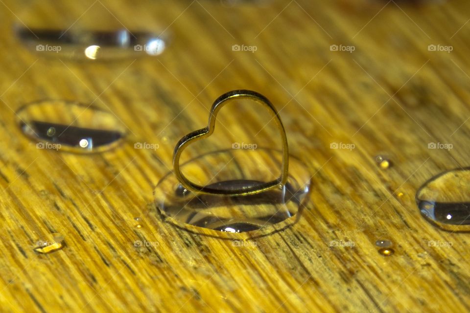 A heart of gold in a drop of water