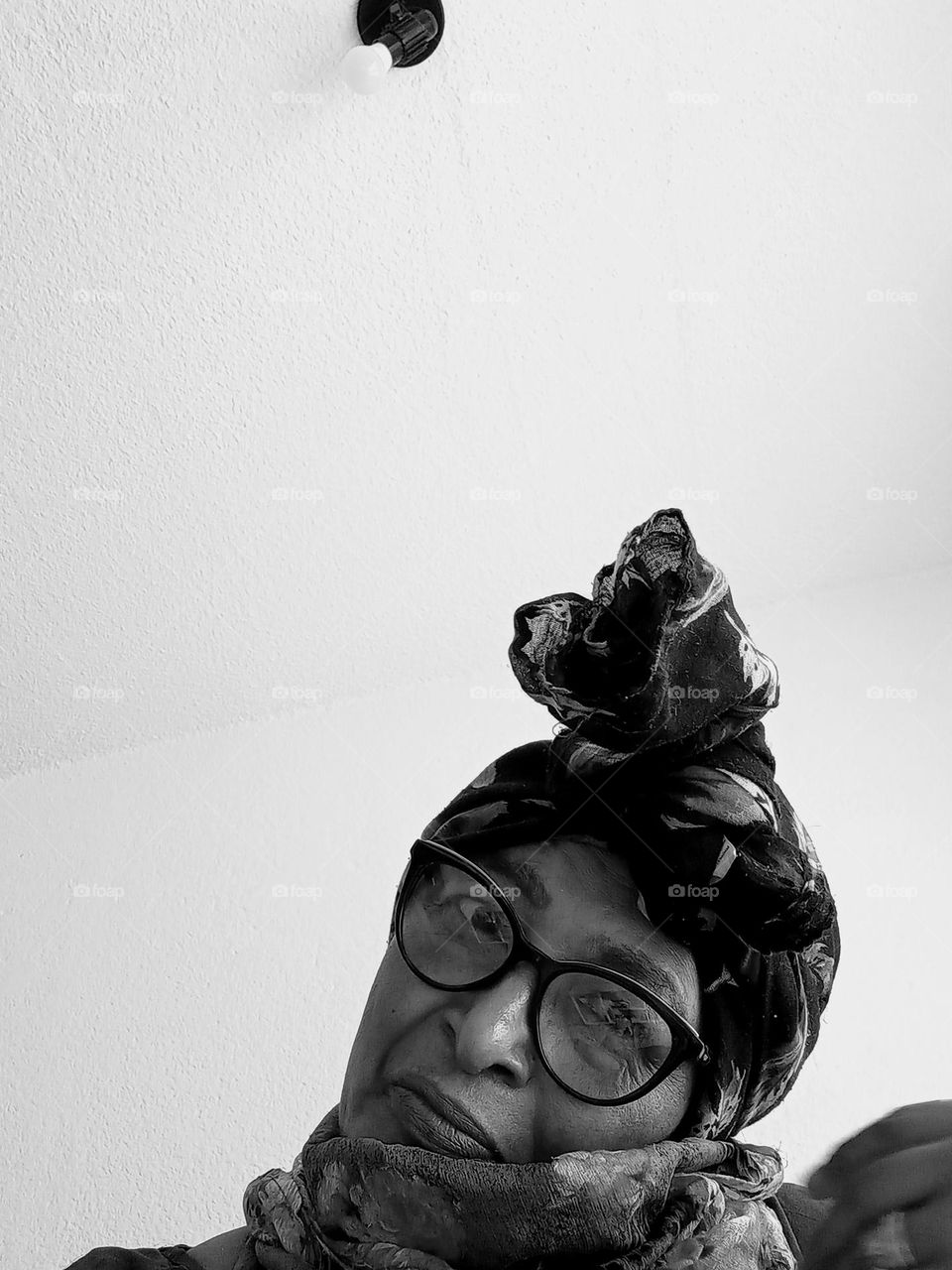 O lenço na cabeça. O lenço é um acessório para todos os estilos e idades e, ainda tem papel fundamental no empoderamento. Muitos movimentos a favor da autoestima da mulher tem estimulado  o uso, principalmente, em apoio a perda de cabelos...