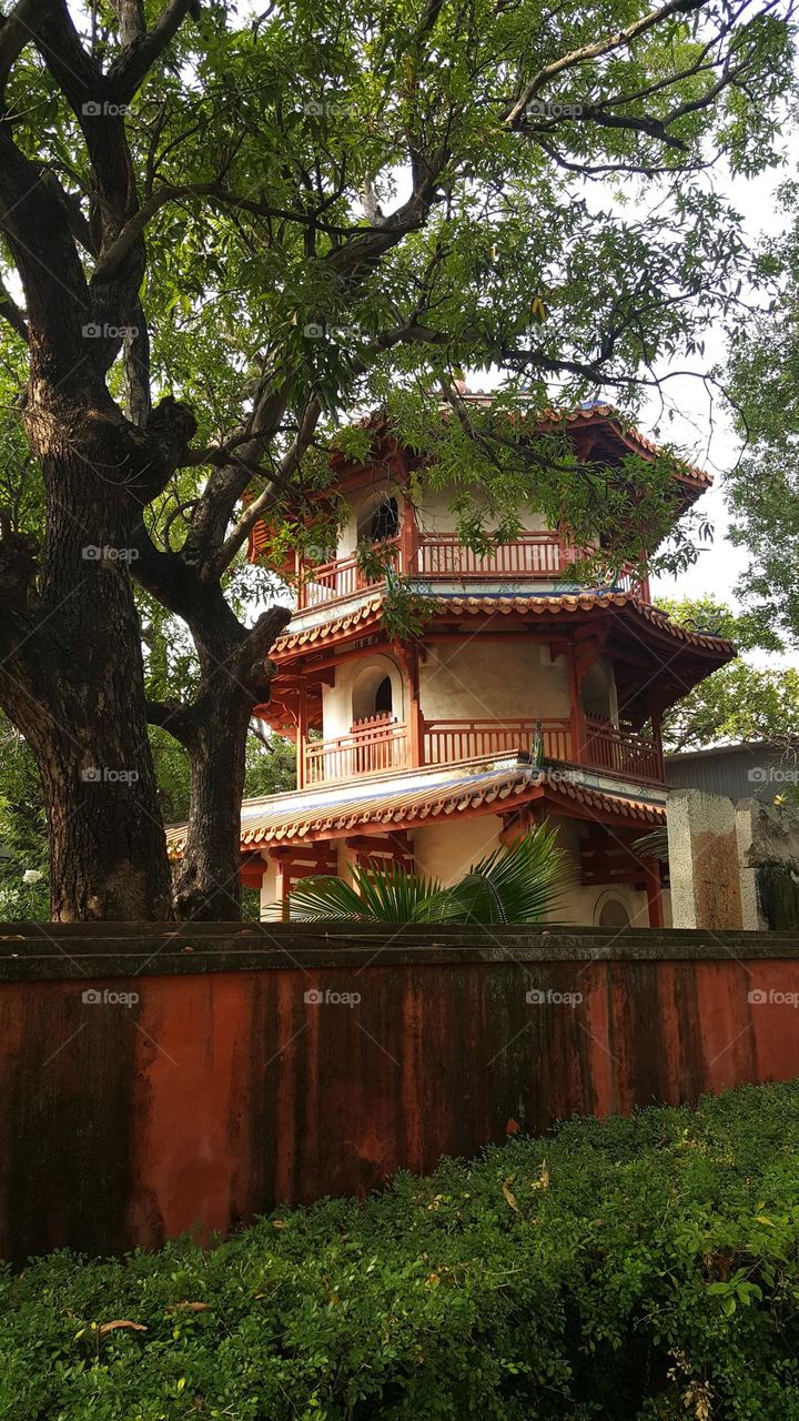 The “Premier Academy of Taiwan” (全台首學) has more than three hundred years of history as a Confucian temple, and it would be safe to say that this place is the heart of Tainan as an ancient capital of culture.
yellow architecture. red architecture.