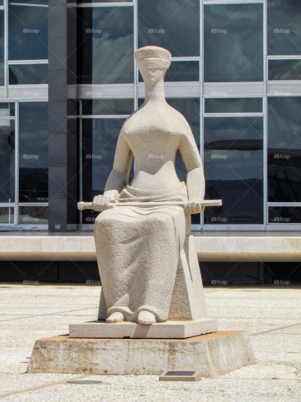 estátua da justiça em frente ao STF
