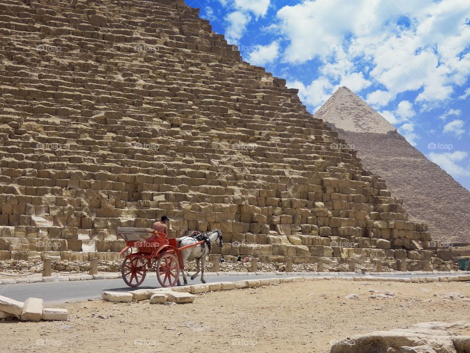 pirámides de giza con un carruaje en el entorno