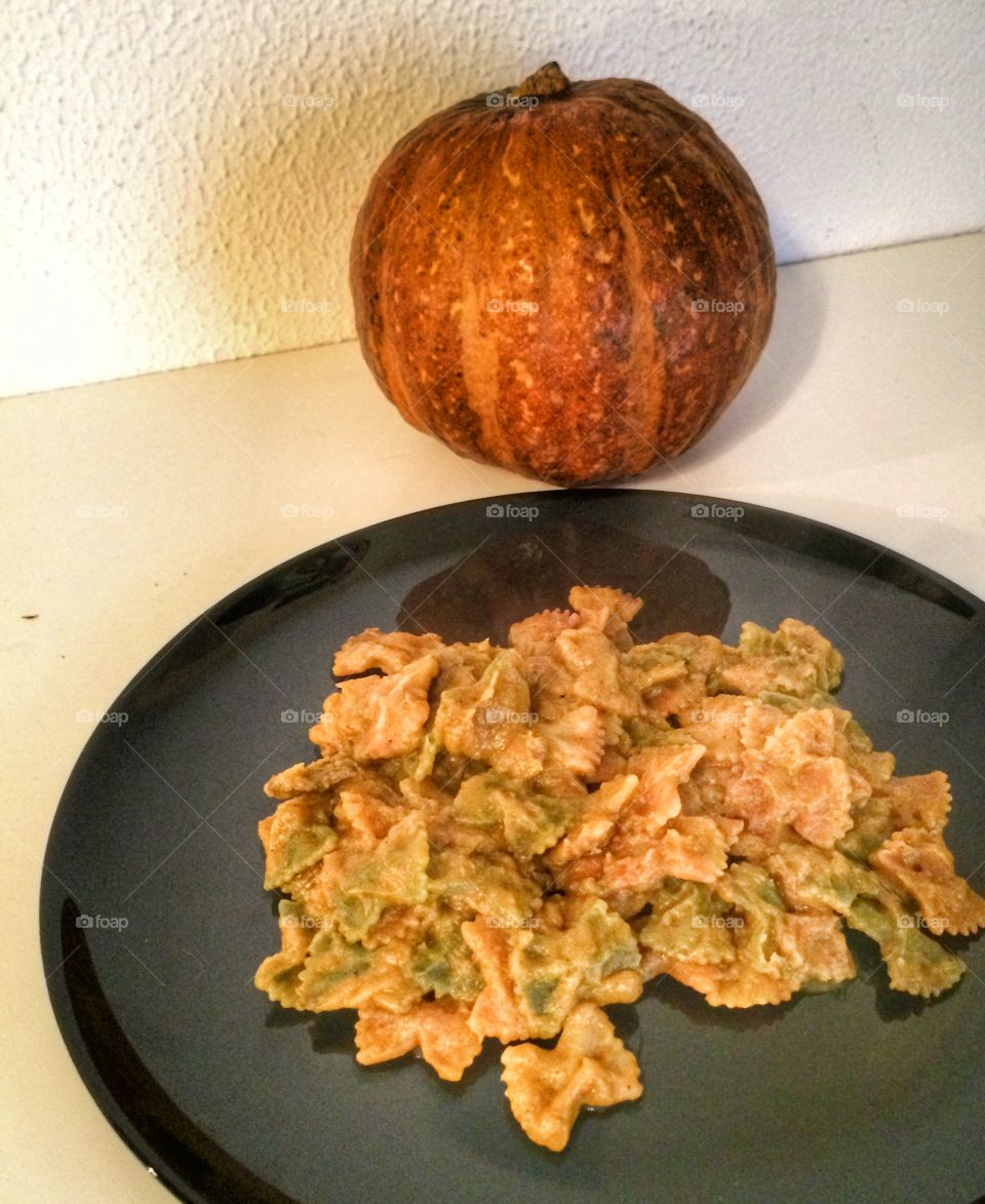 Farfalle colorate con crema di zucca 