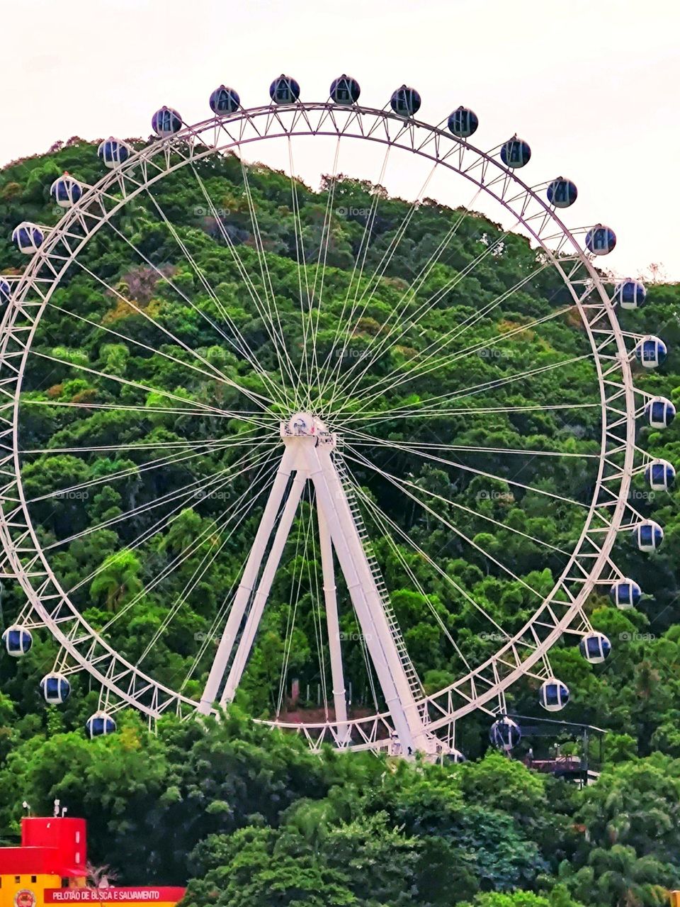 One of the attractions of the beautiful city of Camboriú in the State of Santa Catarina -Brazil is the panoramic ferris wheel.