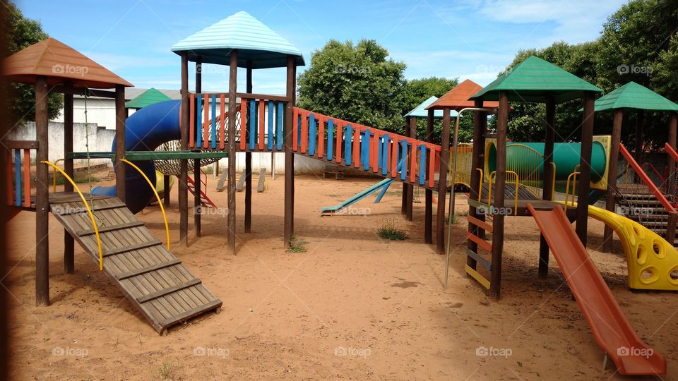 Parquinho de diversões. Escolinha, creche...