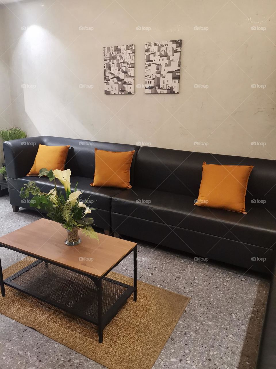 Wall decorations with color coordination with wall, tables and chairs