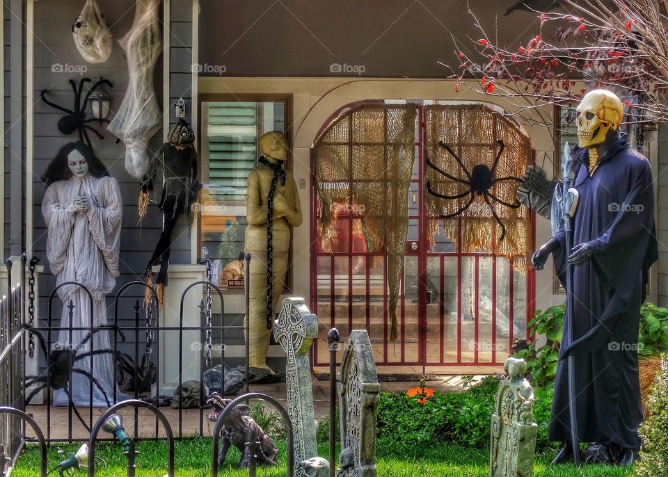 Spooky Haunted House Decor