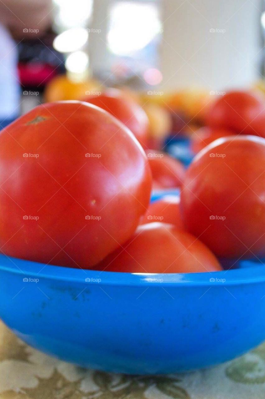 A bowl of tomatoes 