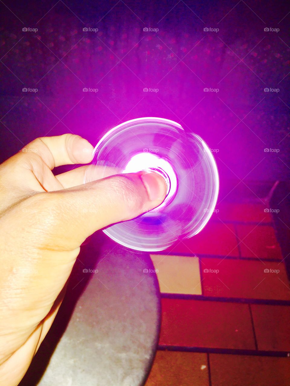 Playing with light 
Playing with a fidget spinner HQ
Fidget spinner 
Light reflection in motion 
Light focus on fidget spinner 
Spectrum of light and colours
