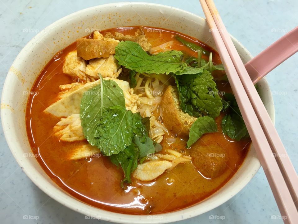 Curry flat rice noodles with chicken 