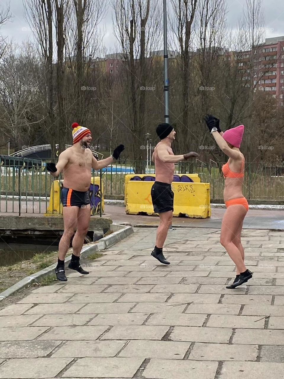 n sub-zero temperatures, Polish men and women, old and young, jumped into the water happily to the music. The shore ambulance is also on standby. 🐂