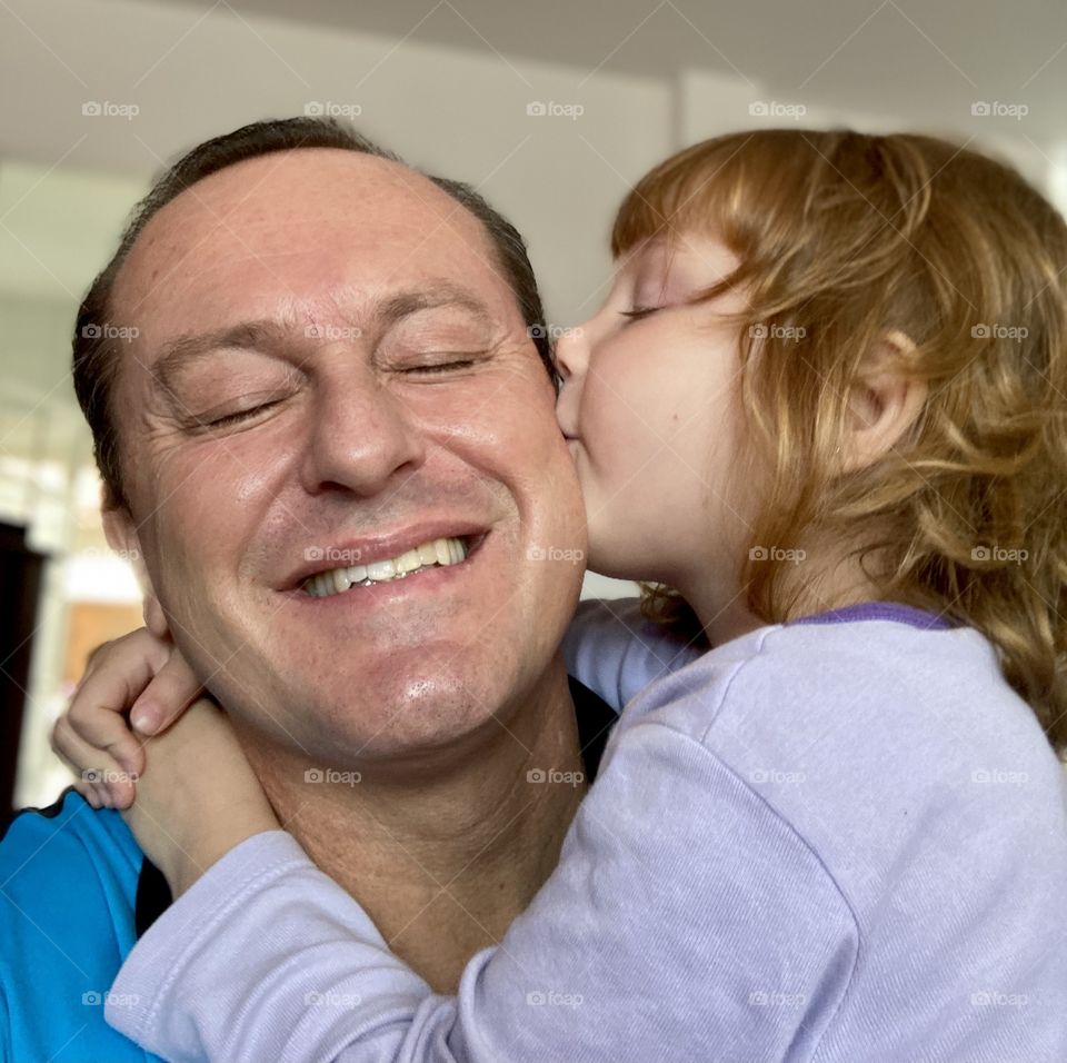 Being a father is being very happy.  Getting an affectionate kiss from my daughter is very nice. / Ser pai é ser muito feliz. Ganhar um beijo carinho da minha filha é muito gostoso. 