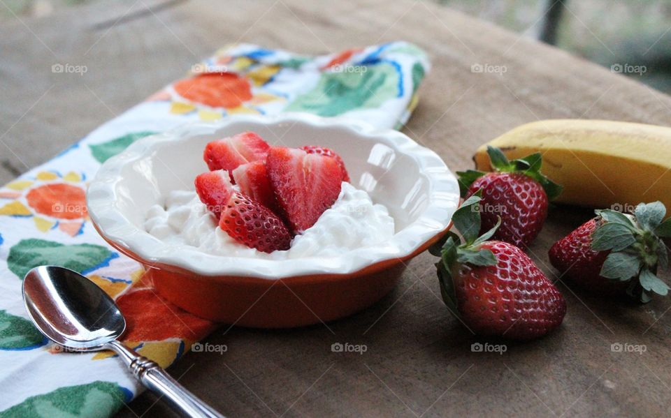 Berries and cottage cheese 