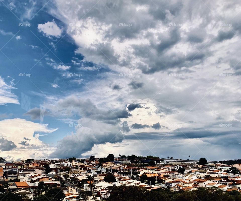 🇺🇸 Oops! Now, at 4 pm and a very annoying wind started here… It doesn't look like it's going to rain, but if water falls, let it come softly! / 🇧🇷16h e um vento bem chato começou por aqui… Não parece que vai chover, mas se cair água, que venha mansa! 