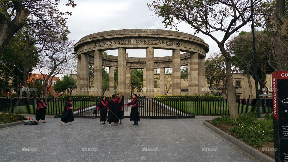 students taking graduation pictures in guadalajara