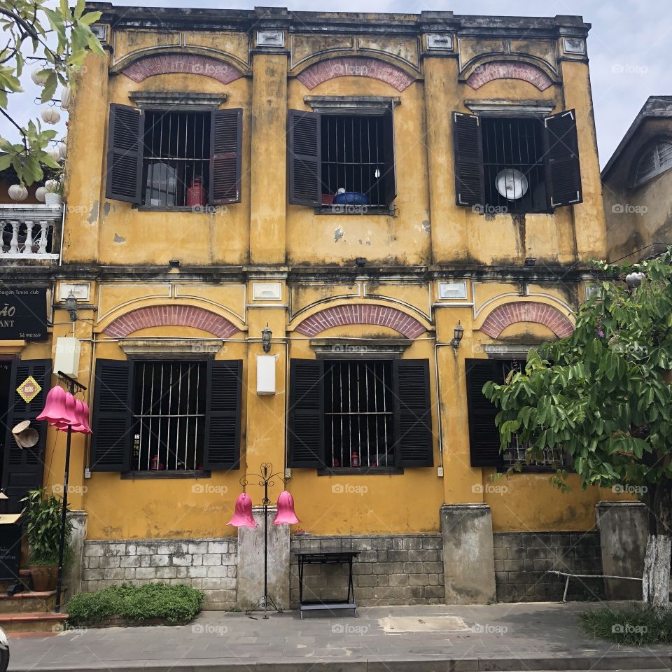 Hoi An decaying building 